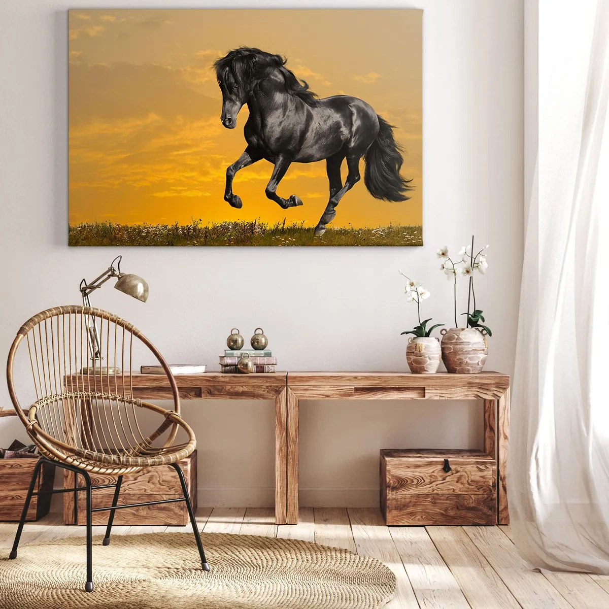 Bild auf Leinwand - Leinwandbild - Ein schwarzes Pferd galoppiert vor dem Hintergrund eines goldenen Sonnenuntergangs. - 100x70cm - Schön, frei und wild - Moderne Wanddekoration für Wohnzimmer und Schlafzimmer ARTTOR