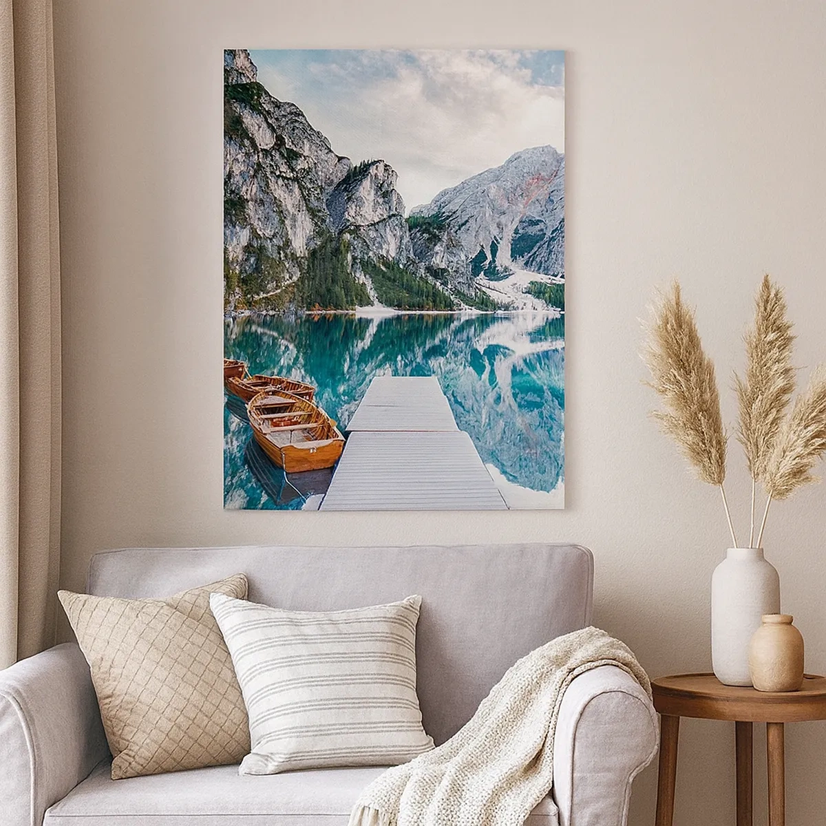 Bild auf Leinwand - Leinwandbild - Ein See mit Booten, umgeben von Bergen - 50x70cm - Wir zeigen Ihnen Schönheit - Moderne Wanddekoration für Wohnzimmer und Schlafzimmer ARTTOR