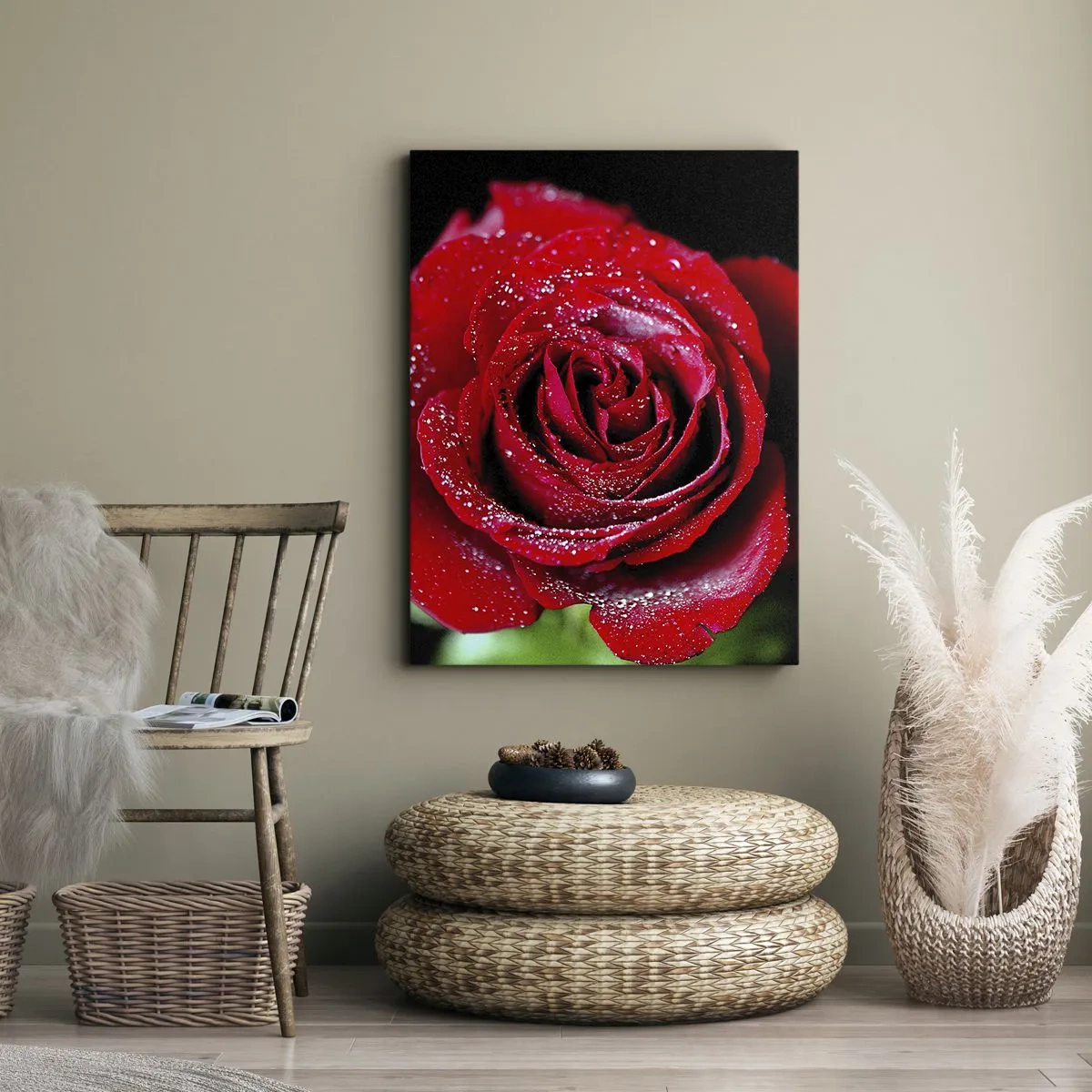 Bild auf Leinwand - Leinwandbild - Eine rote Rose mit Tautropfen auf schwarzem Hintergrund. - 70x100cm - Das ist Liebe - Moderne Wanddekoration für Wohnzimmer und Schlafzimmer ARTTOR
