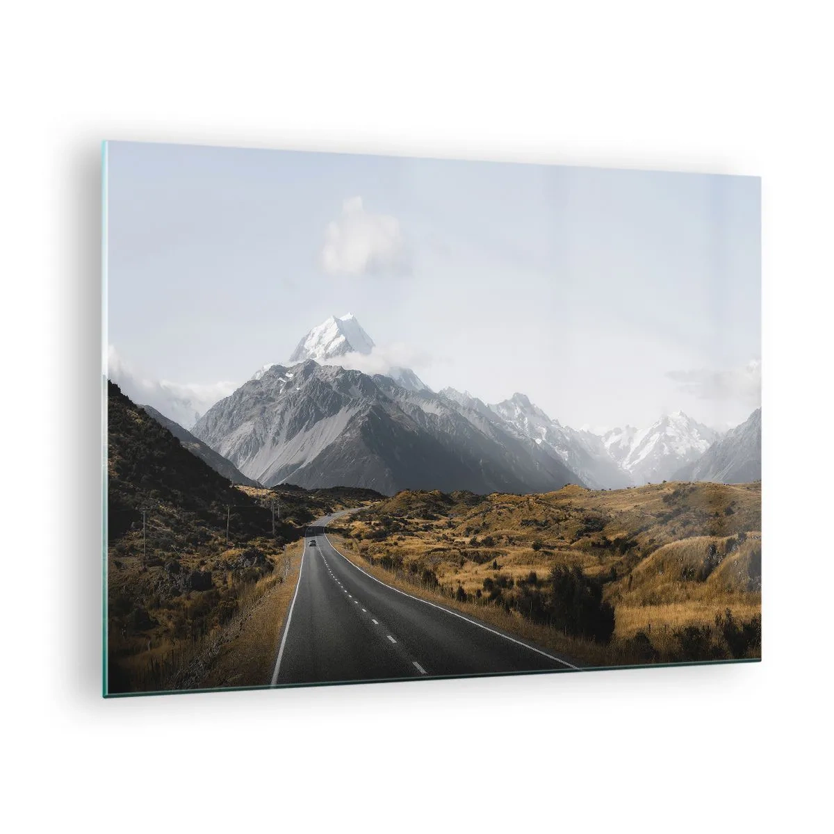 Glasbild - Bild auf glas - Eine Asphaltstraße, die zu den schneebedeckten Bergen führt - 70x50cm - Der Weg ins Herz der Berge - Moderne Wanddekoration für Wohnzimmer und Schlafzimmer ARTTOR