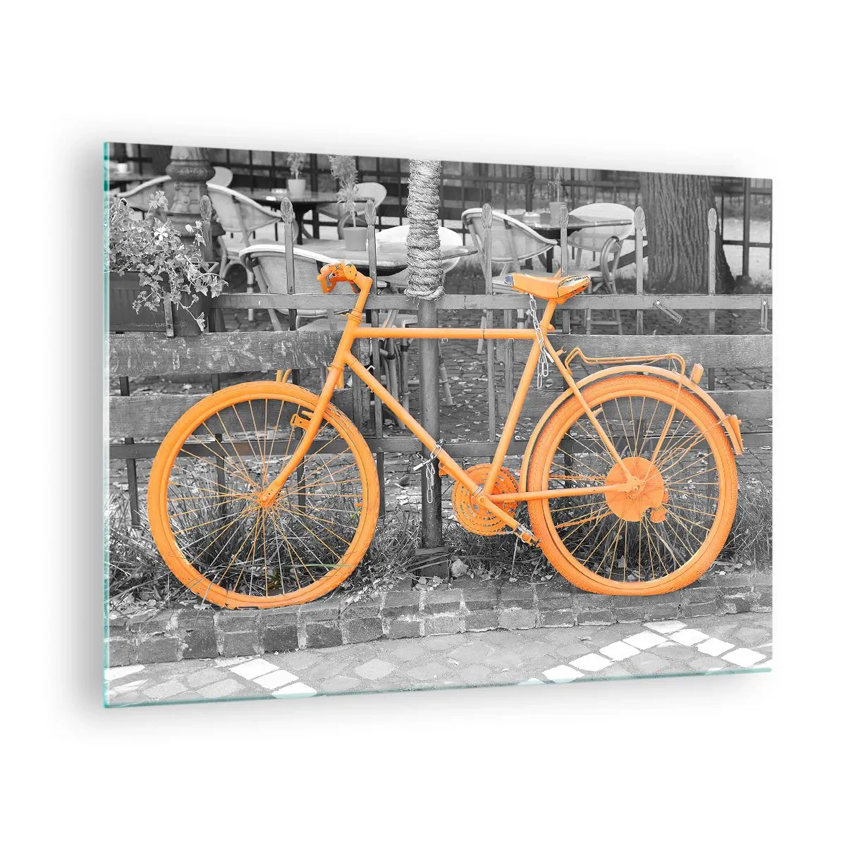 Glasbild - Bild auf glas - Eine Illustration eines orange lackierten Fahrrads vor einem schwarz-weißen Hintergrund. - 70x50cm - Geh, ich warte hier - Moderne Wanddekoration für Wohnzimmer und Schlafzimmer ARTTOR