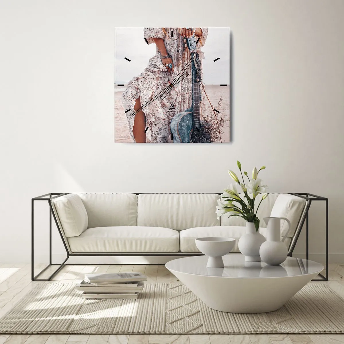 Wanduhr - Glasuhr - Frau im Boho-Stil mit Gitarre am Strand - 30x30cm - Kinderblumen auf dem Weg - Moderne Wanddekoration für Wohnzimmer und Schlafzimmer ARTTOR