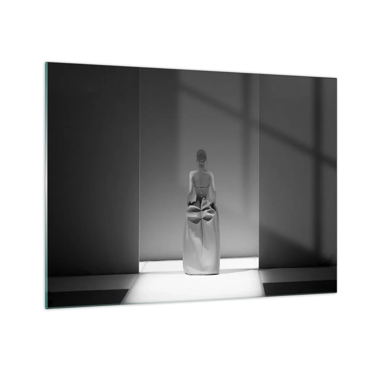 Glasbild - Bild auf glas - Ein Schwarzweißfoto einer Frau in einem Kleid vor einem hellen Hintergrund. - 70x50cm - Raffinierte Einfachheit - Moderne Wanddekoration für Wohnzimmer und Schlafzimmer ARTTOR