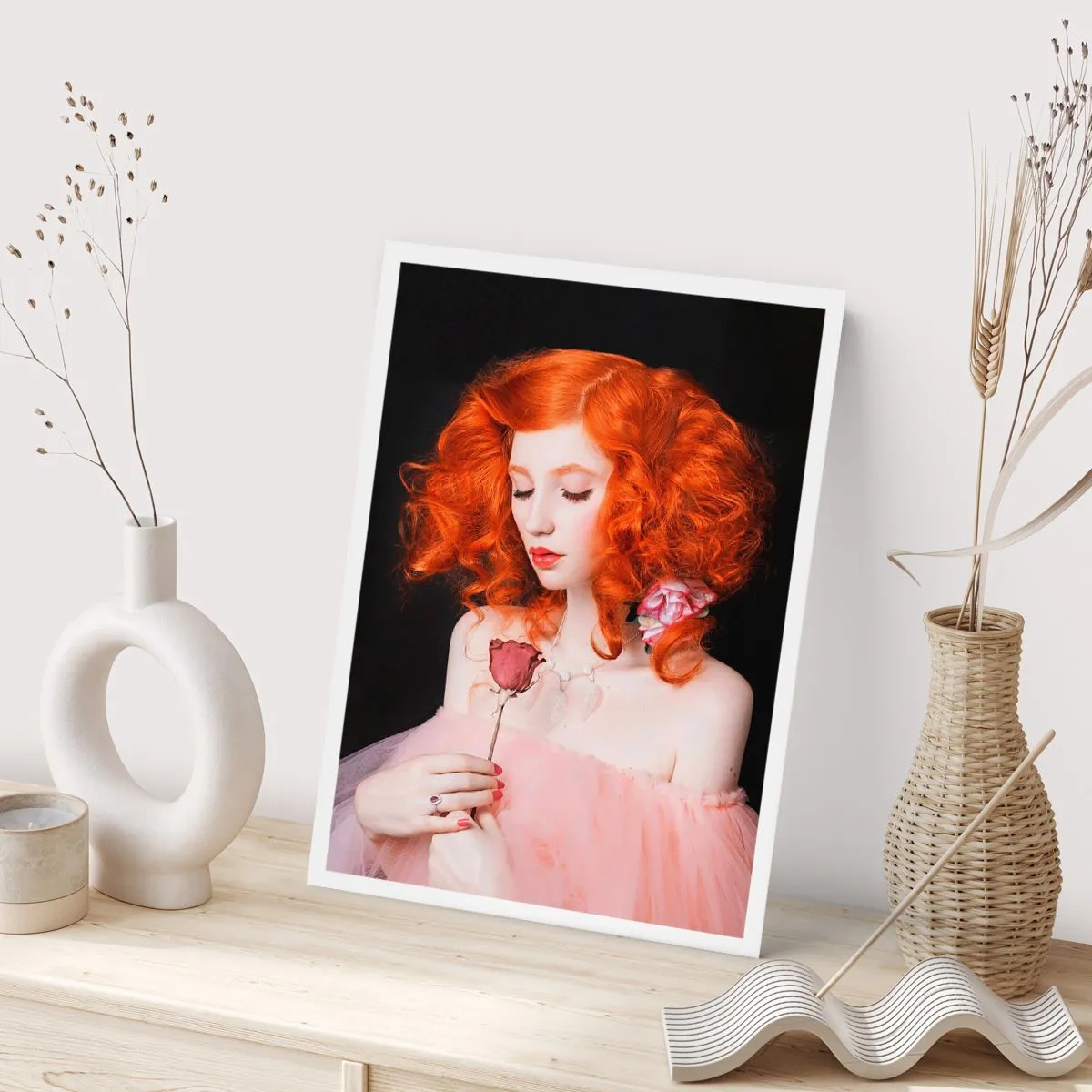 Poster - Porträt einer rothaarigen Frau mit einer Rose vor schwarzem Hintergrund - 50x70cm - Im barocken Stil - Moderne Wanddekoration für Wohnzimmer und Schlafzimmer ARTTOR
