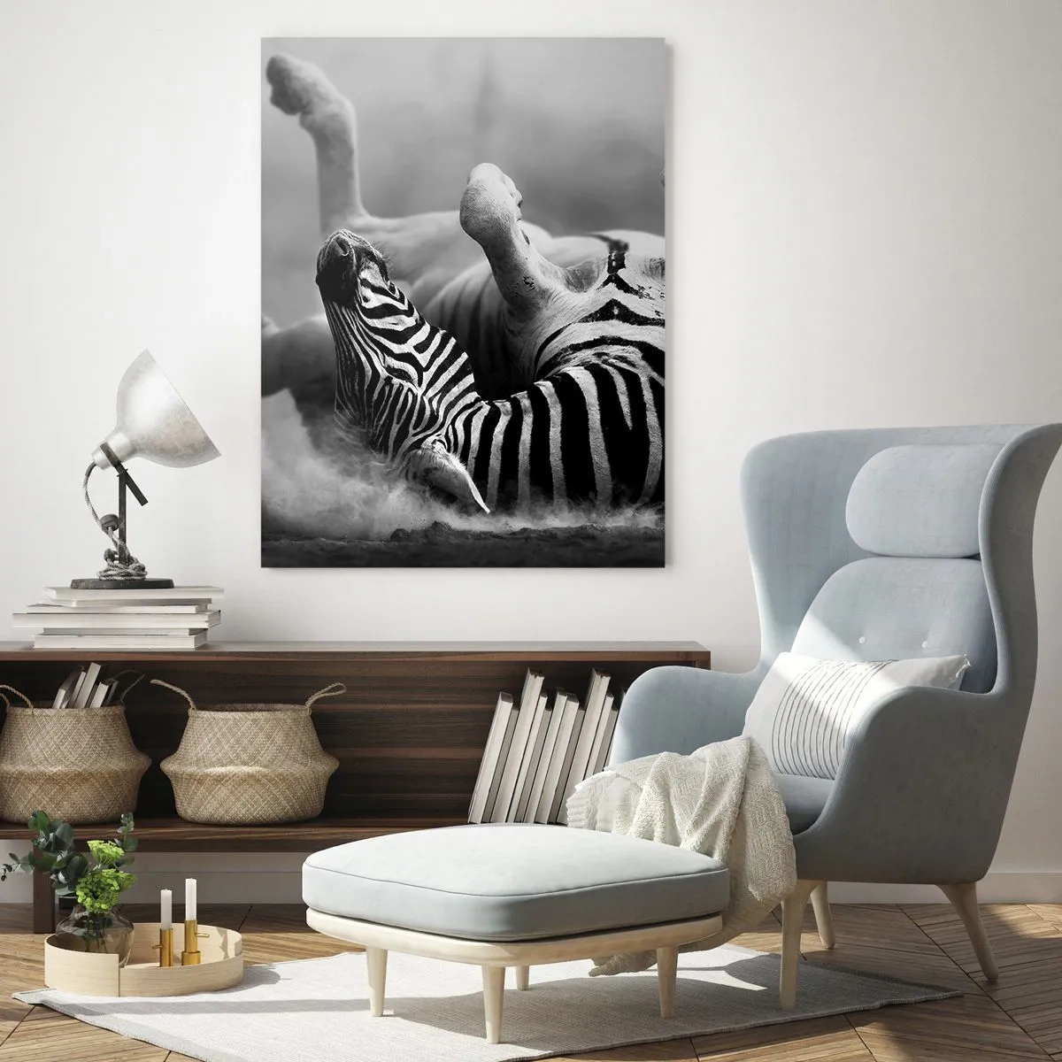 Glasbild - Bild auf glas - Ein schwarz-weißes Zebra rollt im Sand - 70x100cm - Nicht nur das Pferd würde lachen - Moderne Wanddekoration für Wohnzimmer und Schlafzimmer ARTTOR