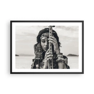Poster in einem schwarzem Rahmen - Porträt einer Frau mit ethnischem Schmuck, die ein Instrument in der Hand hält - 70x50cm - Die Musik des Orients selbst - Moderne Wanddekoration für Wohnzimmer und Schlafzimmer ARTTOR