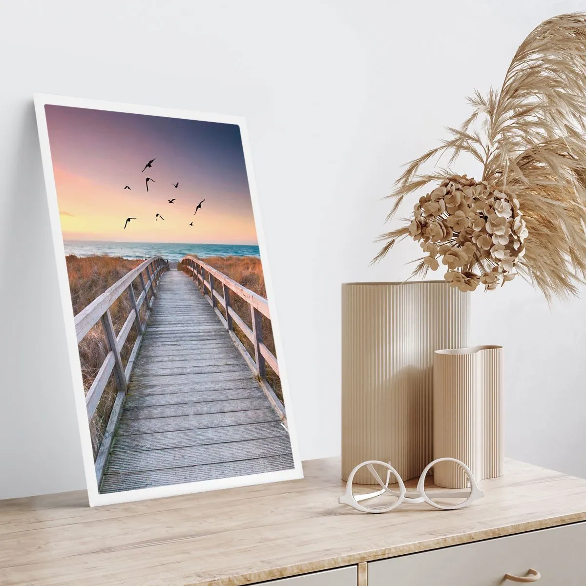 Poster - Holzsteg zum Strand bei Sonnenuntergang - 50x70cm - Der Raum für Auffliegen - Moderne Wanddekoration für Wohnzimmer und Schlafzimmer ARTTOR