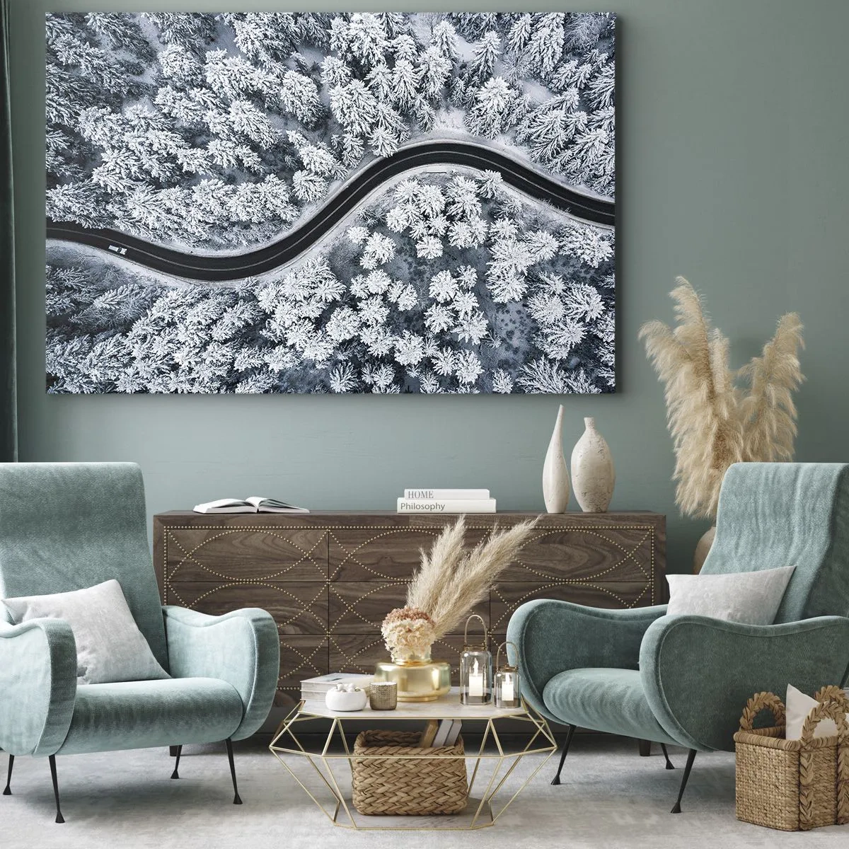 Bild auf Leinwand - Leinwandbild - Eine Vogelperspektive auf eine kurvenreiche Straße in einem Winterwald - 100x70cm - Durch den Winterwald - Moderne Wanddekoration für Wohnzimmer und Schlafzimmer ARTTOR