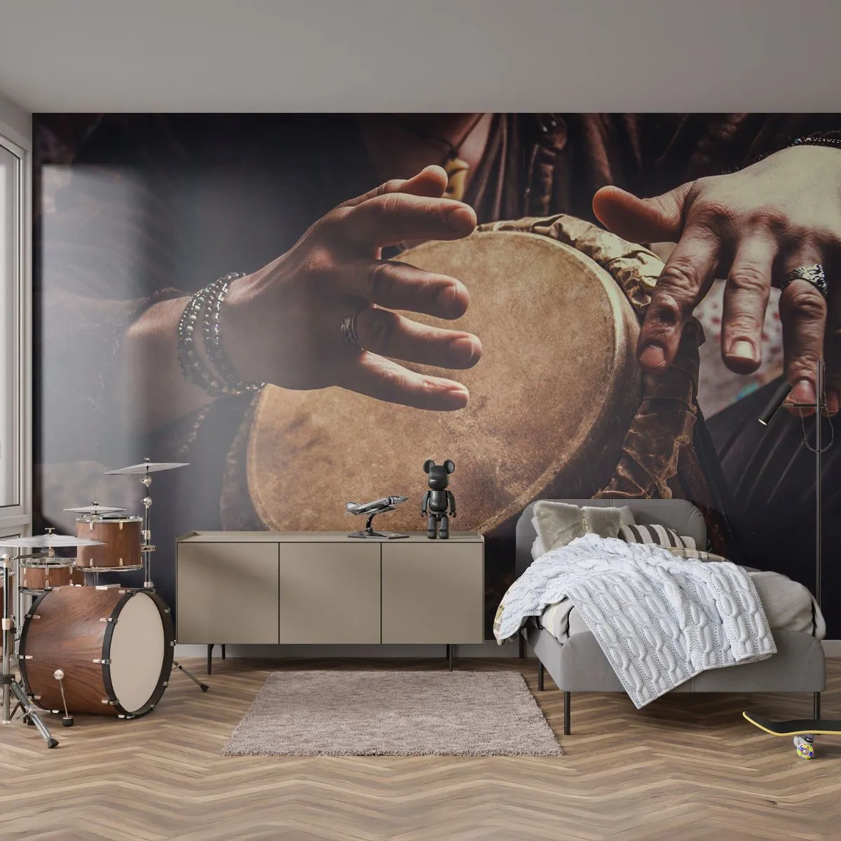 Fototapete Premium Sand - Hände spielen eine traditionelle Djembe-Trommel - 100x70cm - Im Rhythmus des Herzens - Moderne Wanddekoration für Wohnzimmer und Schlafzimmer ARTTOR