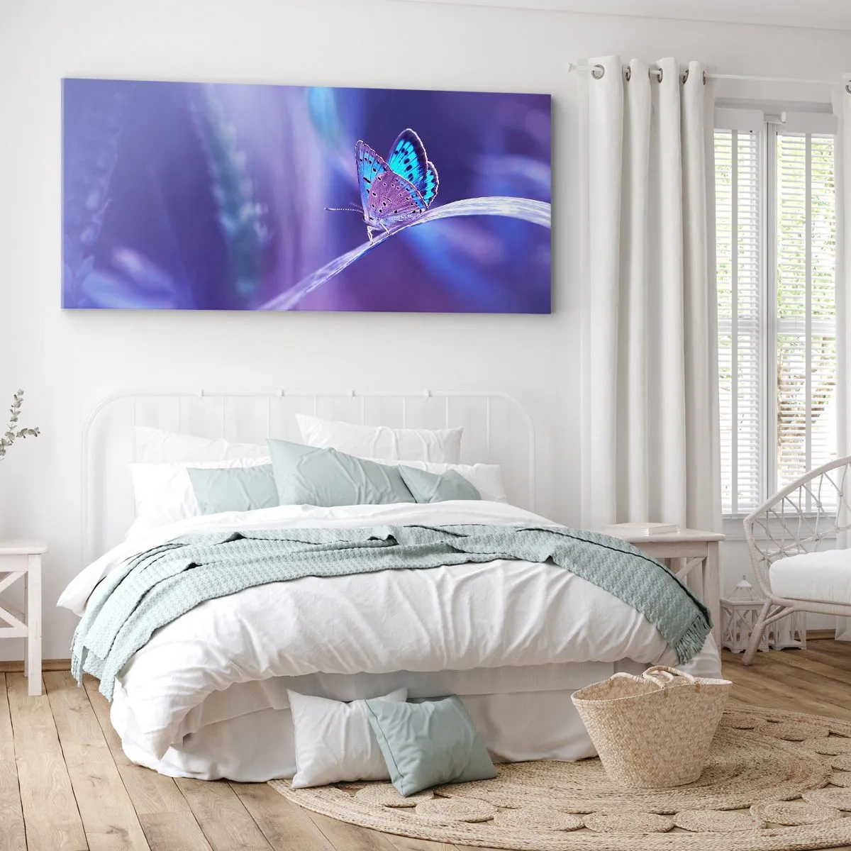 Bild auf Leinwand - Leinwandbild - Ein zarter blauer Schmetterling auf einem Stängel in violettem Licht - 160x50cm - Ein Juwel der Natur - Moderne Wanddekoration für Wohnzimmer und Schlafzimmer ARTTOR