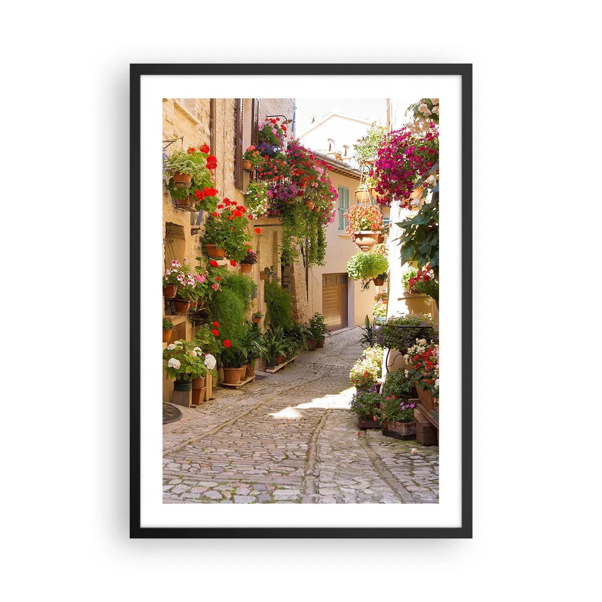 Poster in einem schwarzem Rahmen - Eine blumengeschmückte Straße mit Steinpflaster und Blumentöpfen - 50x70cm - In der Flut Blumen - Moderne Wanddekoration für Wohnzimmer und Schlafzimmer ARTTOR