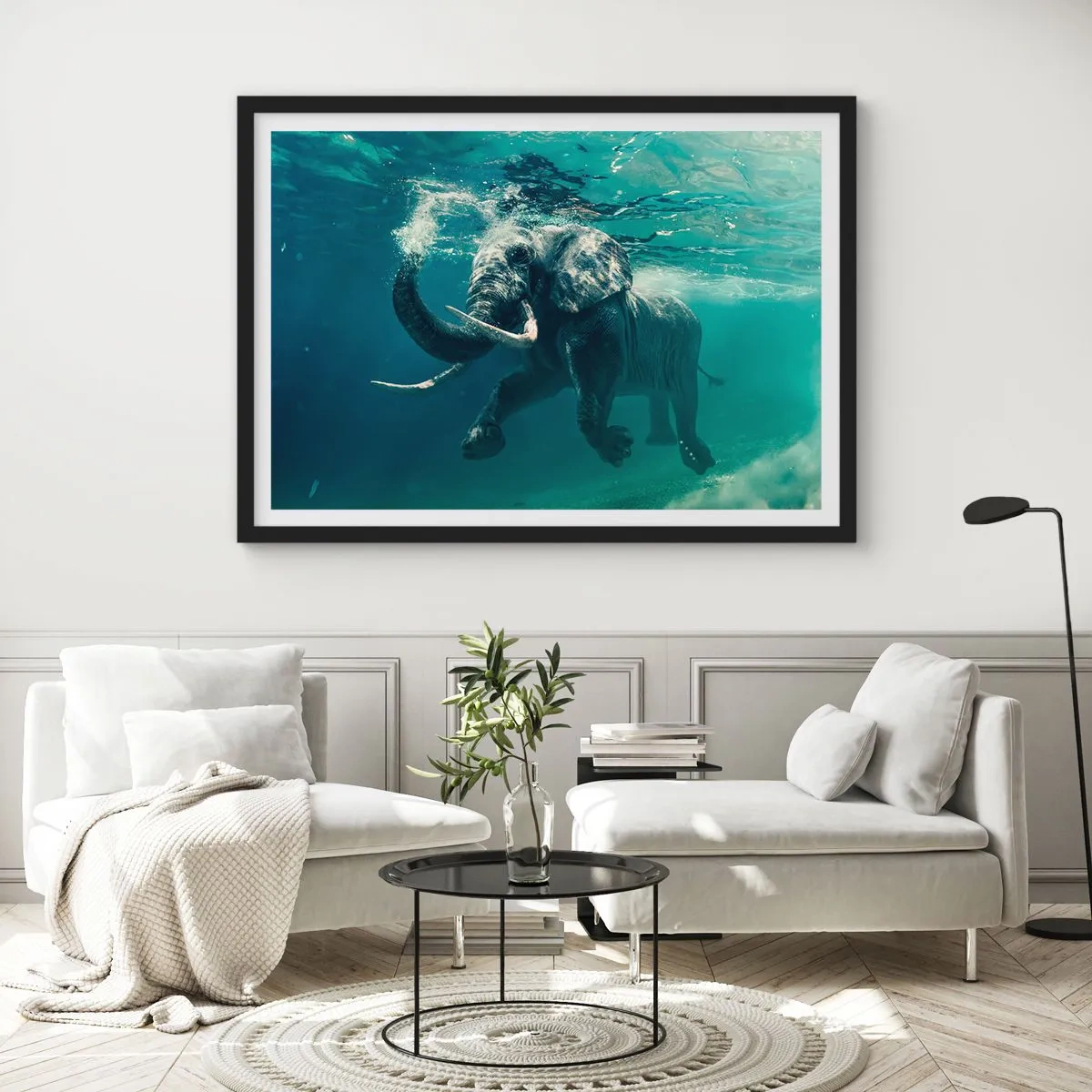 Poster in einem schwarzem Rahmen - Ein Elefant schwimmt unter Wasser in den türkisfarbenen Tiefen - 70x50cm - Jeder schwimmt gerne - Moderne Wanddekoration für Wohnzimmer und Schlafzimmer ARTTOR
