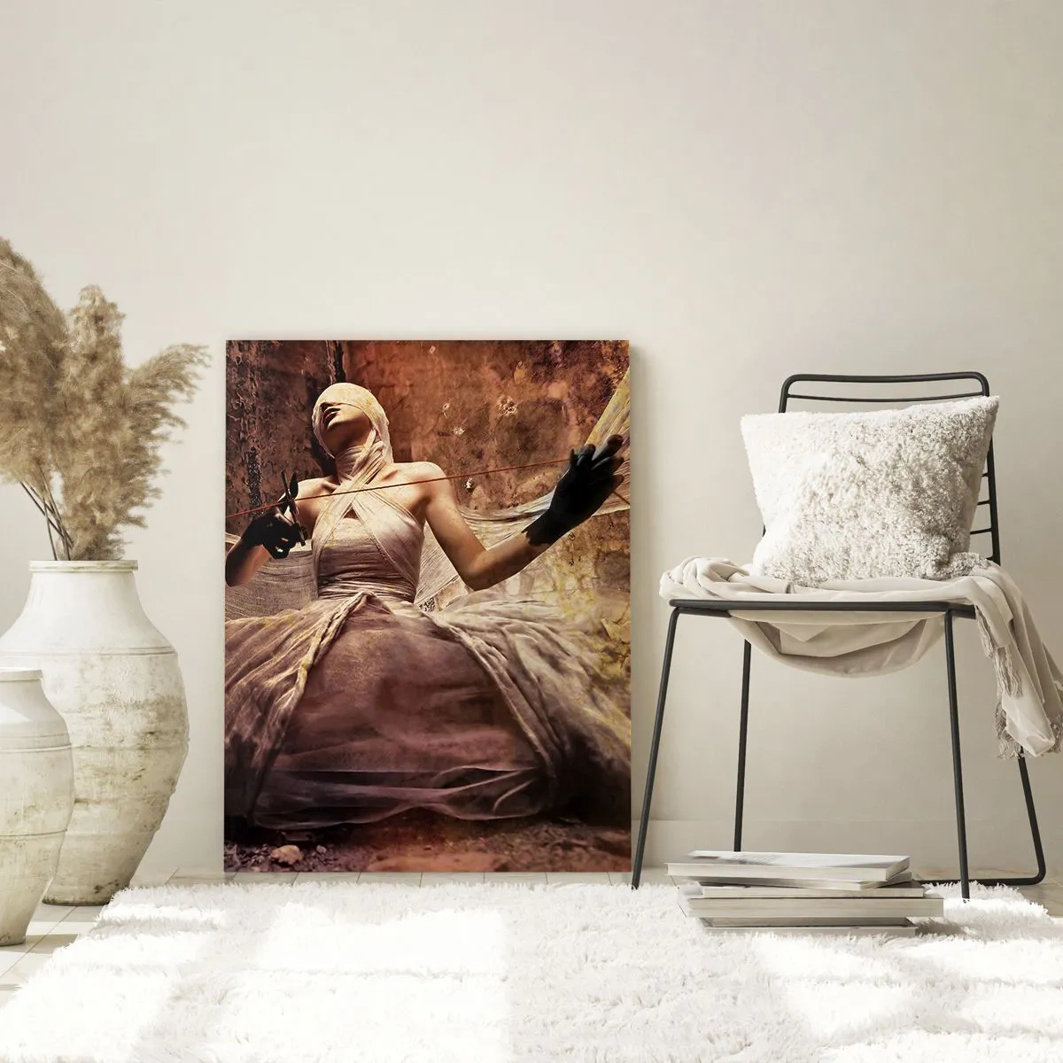 Glasbild - Bild auf glas - Eine Frauenfigur in künstlerischer Inszenierung mit Stoffen - 50x70cm - Göttin des Schicksals - Moderne Wanddekoration für Wohnzimmer und Schlafzimmer ARTTOR
