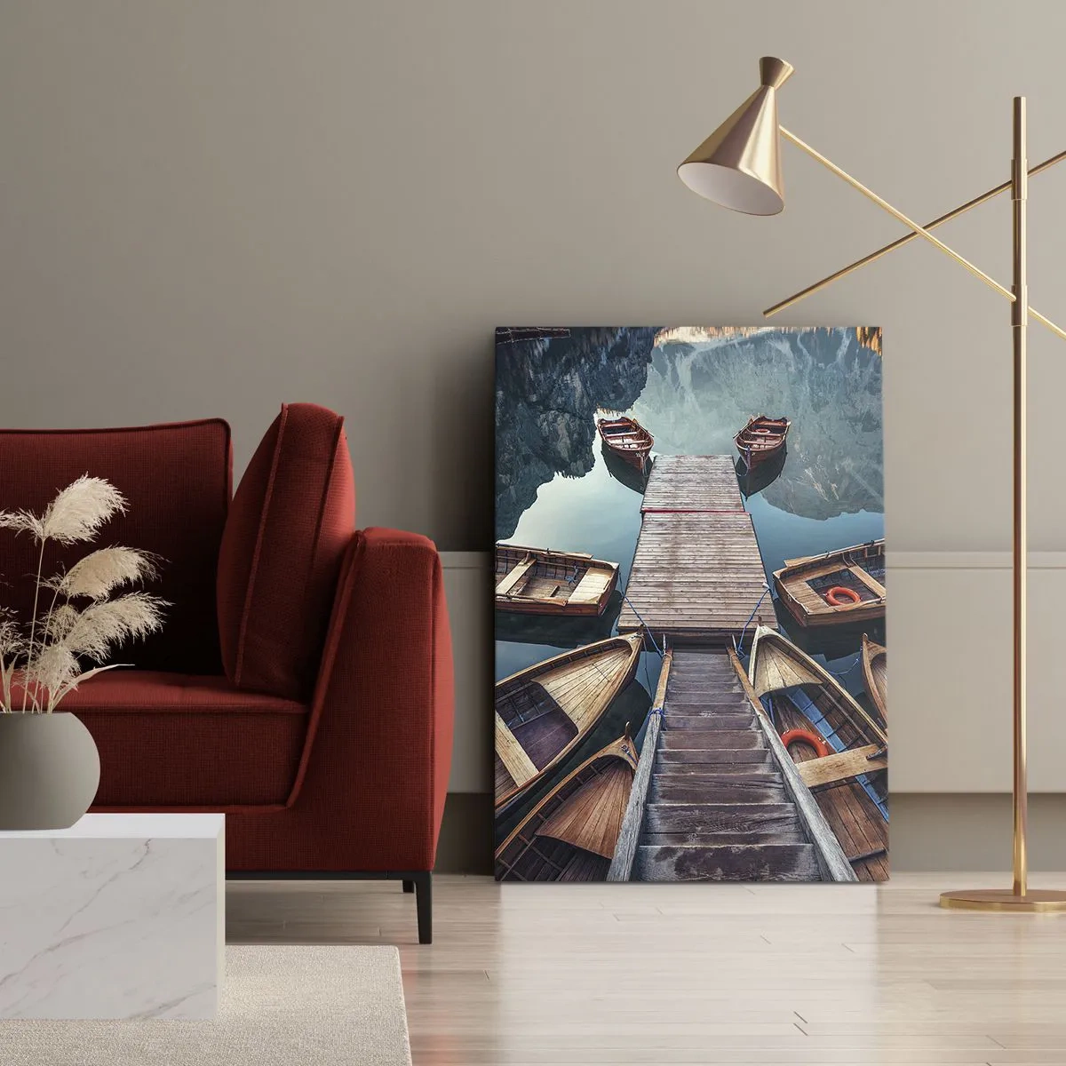 Bild auf Leinwand - Leinwandbild - Holzboote an einem Pier an einem Bergsee - 80x120cm - Ich warte am Yachthafen - Moderne Wanddekoration für Wohnzimmer und Schlafzimmer ARTTOR