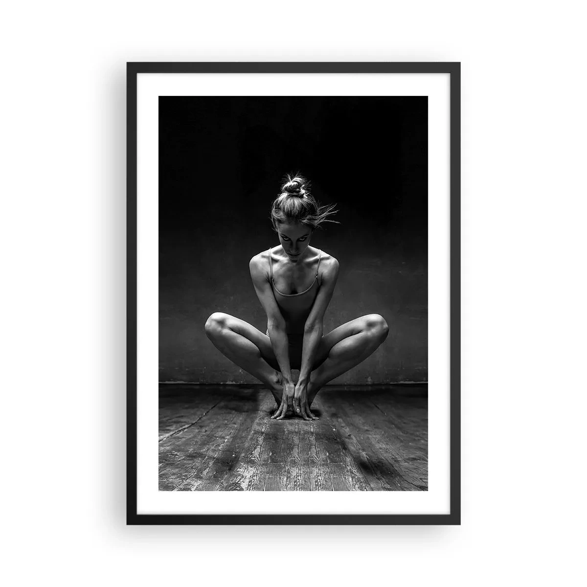 Poster in einem schwarzem Rahmen - Ein Schwarzweißfoto einer Ballerina in einer künstlerischen Pose. - 50x70cm - Konzentration der Tanzenergie - Moderne Wanddekoration für Wohnzimmer und Schlafzimmer ARTTOR