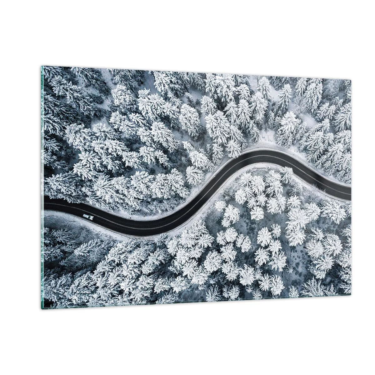 Glasbild - Bild auf glas - Eine kurvenreiche Straße durch einen Winterwald, von einer Drohne aus gesehen - 120x80cm - Durch den Winterwald - Moderne Wanddekoration für Wohnzimmer und Schlafzimmer ARTTOR