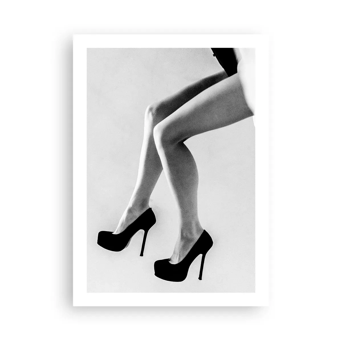 Poster - Schwarz-Weiß-Fotografie der Beine einer Frau in High Heels - 50x70cm - Ewige Weiblichkeit - Moderne Wanddekoration für Wohnzimmer und Schlafzimmer ARTTOR