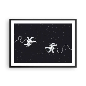 Poster in einem schwarzem Rahmen - Astronauten schweben im Weltraum vor dem Hintergrund der Sterne - 70x50cm - Kosmischer Tanz - Moderne Wanddekoration für Wohnzimmer und Schlafzimmer ARTTOR