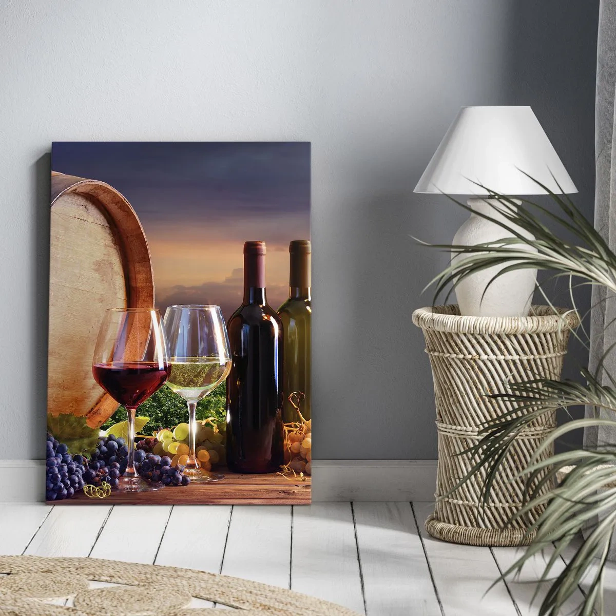 Bild auf Leinwand - Leinwandbild - Wein, Gläser und ein Fass in einer malerischen Landschaft - 80x120cm - Hier schmeckt das Leben - Moderne Wanddekoration für Wohnzimmer und Schlafzimmer ARTTOR