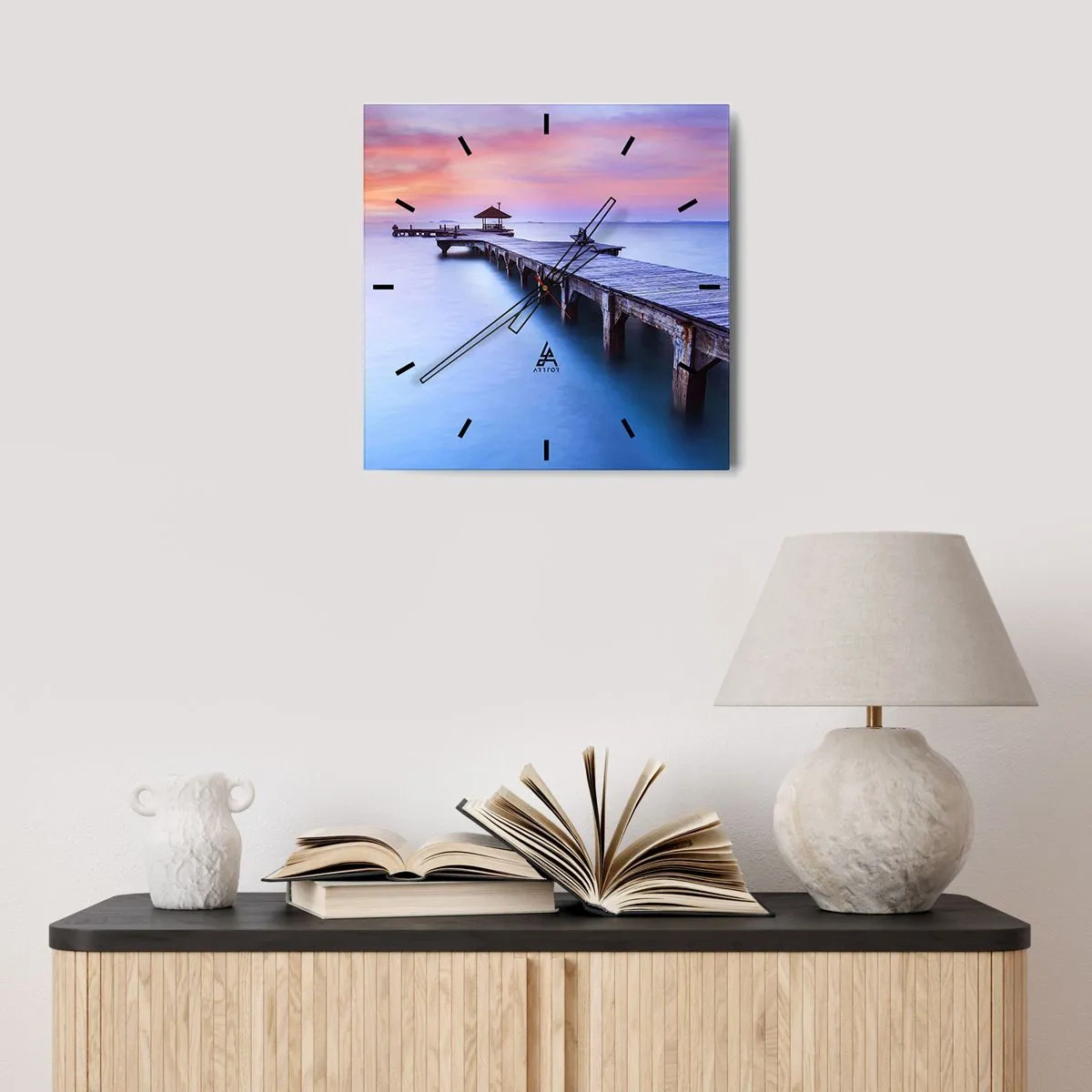 Wanduhr - Glasuhr - Holzsteg, der bei Sonnenuntergang auf das Wasser hinausführt - 30x30cm - Ein Meer der Ruhe bis zum Horizont - Moderne Wanddekoration für Wohnzimmer und Schlafzimmer ARTTOR