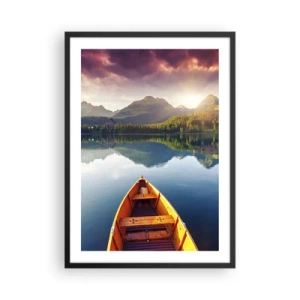 Poster in einem schwarzem Rahmen - Ein Boot auf einem See mit Blick auf die Berge bei Sonnenuntergang - 50x70cm - Nichts gegen die Natur - Moderne Wanddekoration für Wohnzimmer und Schlafzimmer ARTTOR