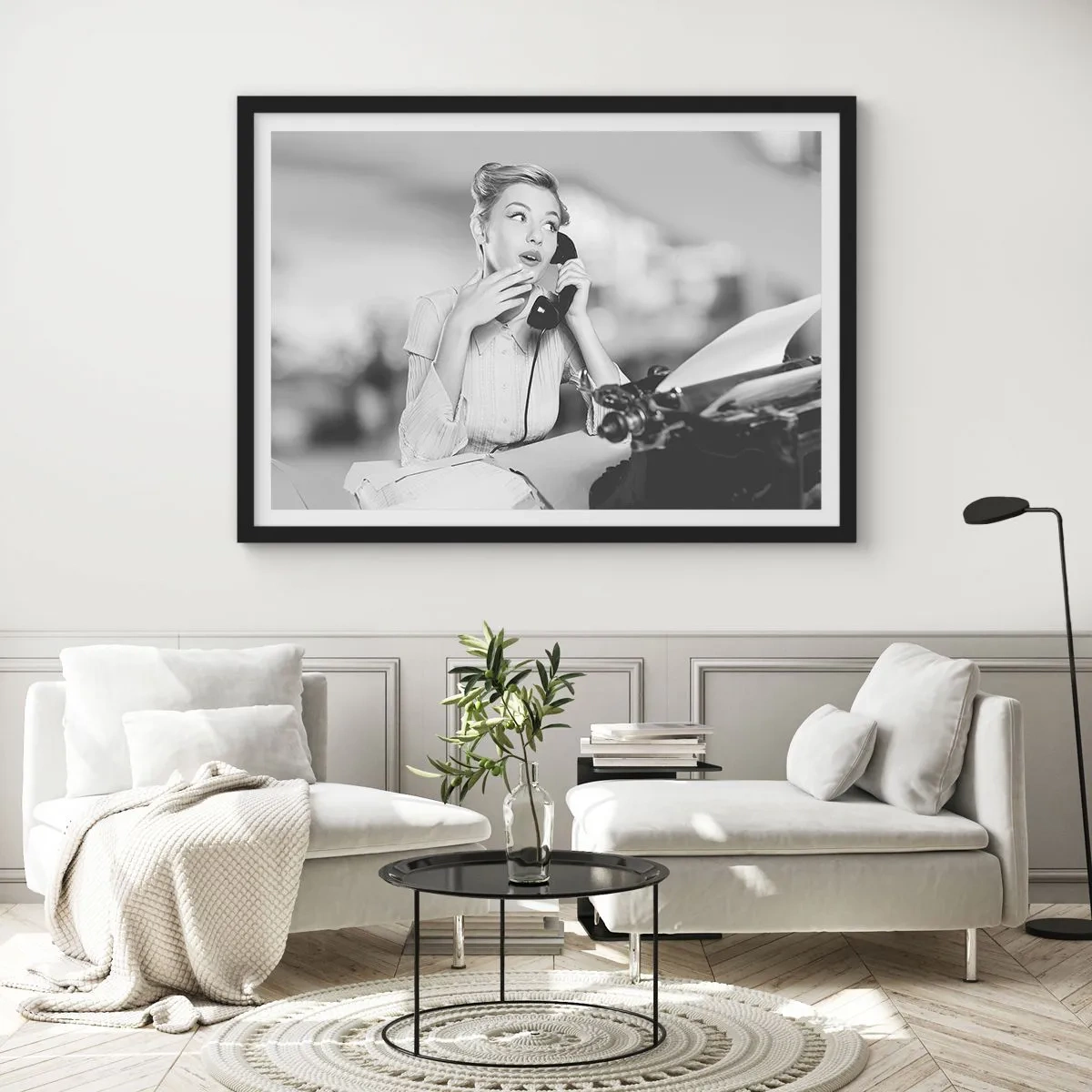 Poster in einem schwarzem Rahmen - Eine Frau telefoniert an einer Schreibmaschine - 70x50cm - Hallo, wir sind in den 1950er Jahren. - Moderne Wanddekoration für Wohnzimmer und Schlafzimmer ARTTOR
