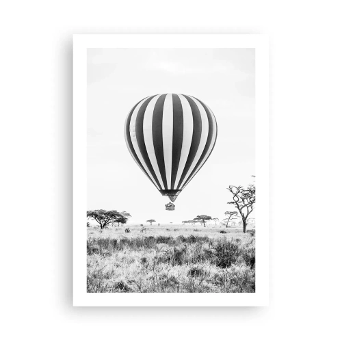 Poster - Ein Heißluftballon schwebt in Schwarzweiß über der Savanne. - 50x70cm - Über der Savanne - Moderne Wanddekoration für Wohnzimmer und Schlafzimmer ARTTOR