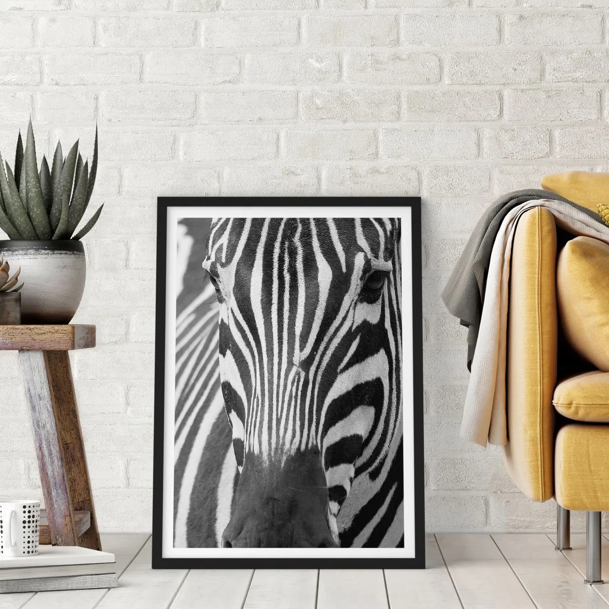 Poster in einem schwarzem Rahmen - Porträt eines Zebras in einer Schwarz-Weiß-Komposition - 50x70cm - Die Welt ist schwarz und weiß - Moderne Wanddekoration für Wohnzimmer und Schlafzimmer ARTTOR
