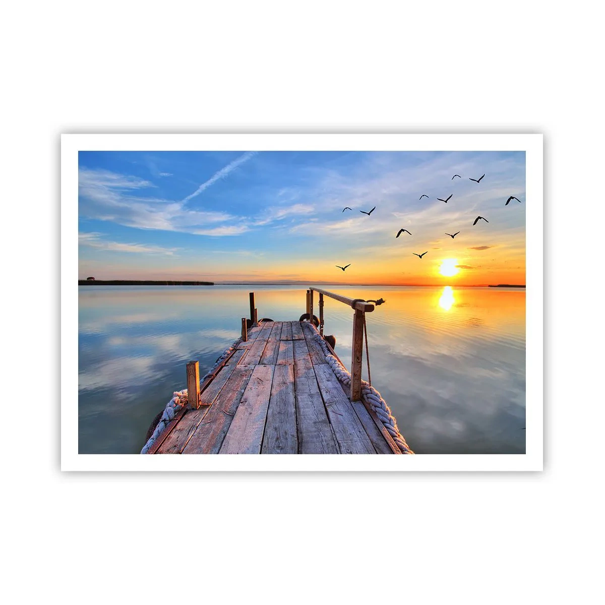 Poster - Holzsteg bei Sonnenuntergang auf einem ruhigen See - 100x70cm - Lauf direkt der Sonne entgegen - Moderne Wanddekoration für Wohnzimmer und Schlafzimmer ARTTOR