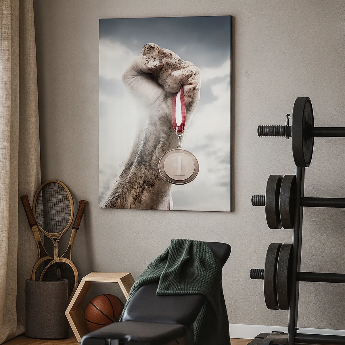 Bild auf Leinwand - Leinwandbild - Eine erhobene Hand mit einer Medaille vor einem bewölkten Himmel - 50x70cm - Per aspera ad astra - Moderne Wanddekoration für Wohnzimmer und Schlafzimmer ARTTOR