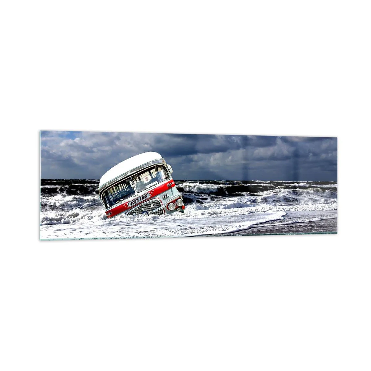 Glasbild - Bild auf glas - Ein versunkener Bus am Strand inmitten von Wellen und rauer See - 160x50cm - Und was stehst du so erstaunt? - Moderne Wanddekoration für Wohnzimmer und Schlafzimmer ARTTOR