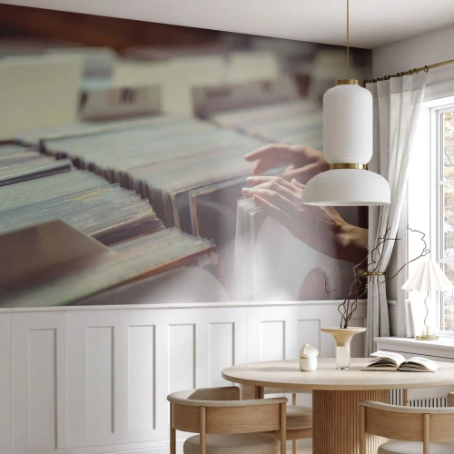 Fototapete Premium Canvas - Hände blättern durch eine Vinylsammlung - 100x70cm - Auf der Suche nach Emotionen - Moderne Wanddekoration für Wohnzimmer und Schlafzimmer ARTTOR