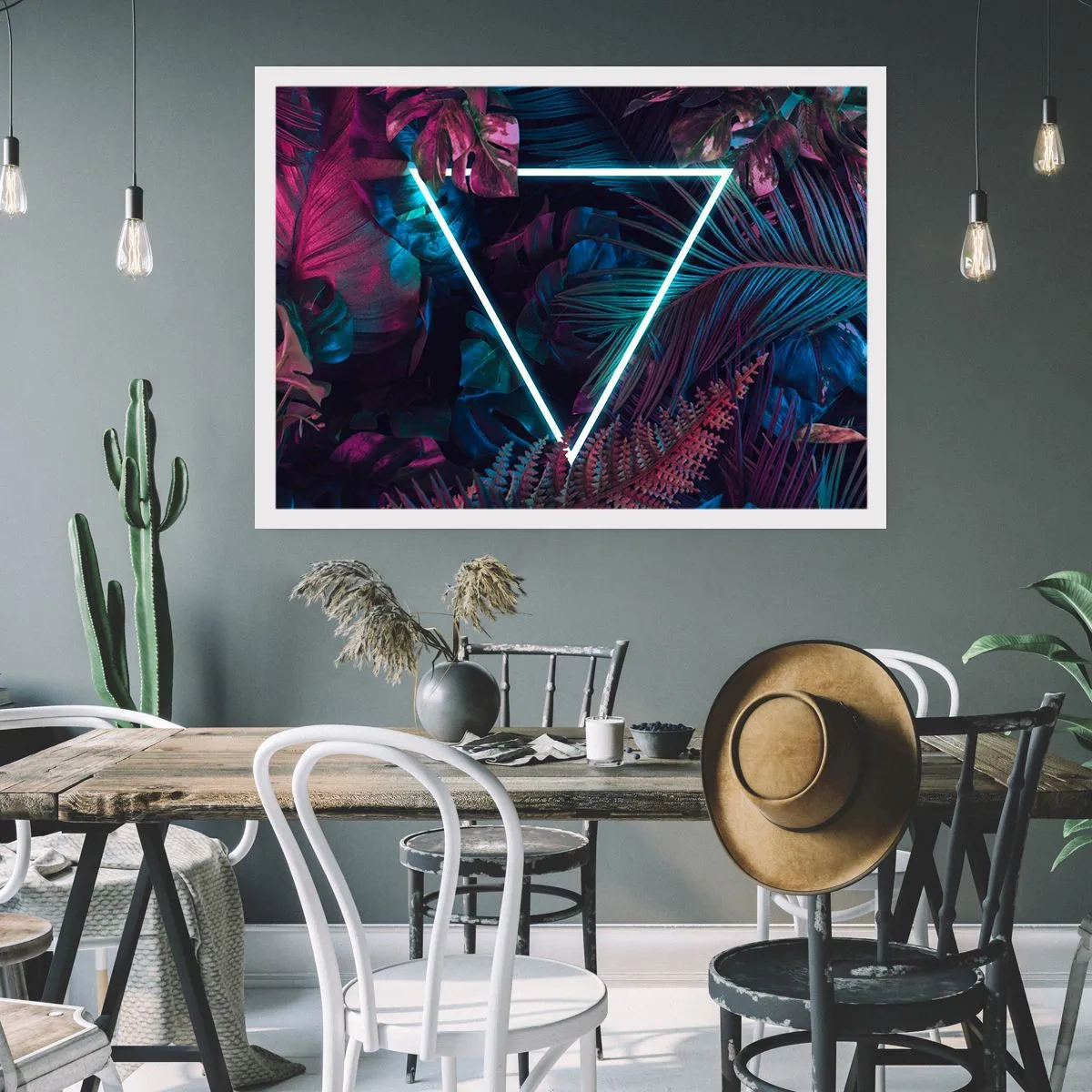 Poster - Ein Neondreieck, umgeben von tropischen Blättern in dunklen Farben. - 100x70cm - Garten im Disco-Stil - Moderne Wanddekoration für Wohnzimmer und Schlafzimmer ARTTOR