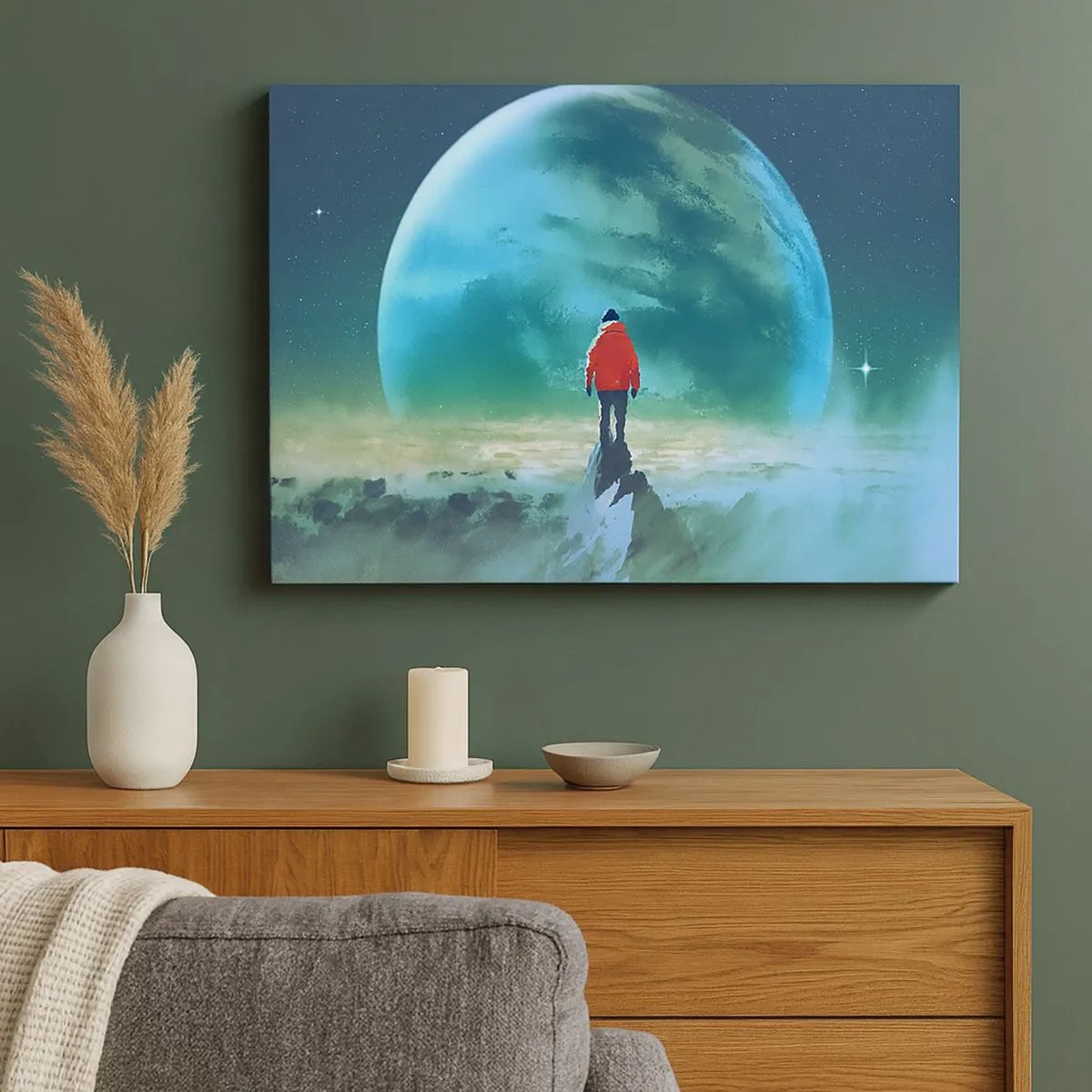 Bild auf Leinwand - Leinwandbild - Ein Mann in einer roten Jacke steht vor einem großen Planeten mit Sternen im Hintergrund. - 70x50cm - Entdecker des neuen Landes - Moderne Wanddekoration für Wohnzimmer und Schlafzimmer ARTTOR