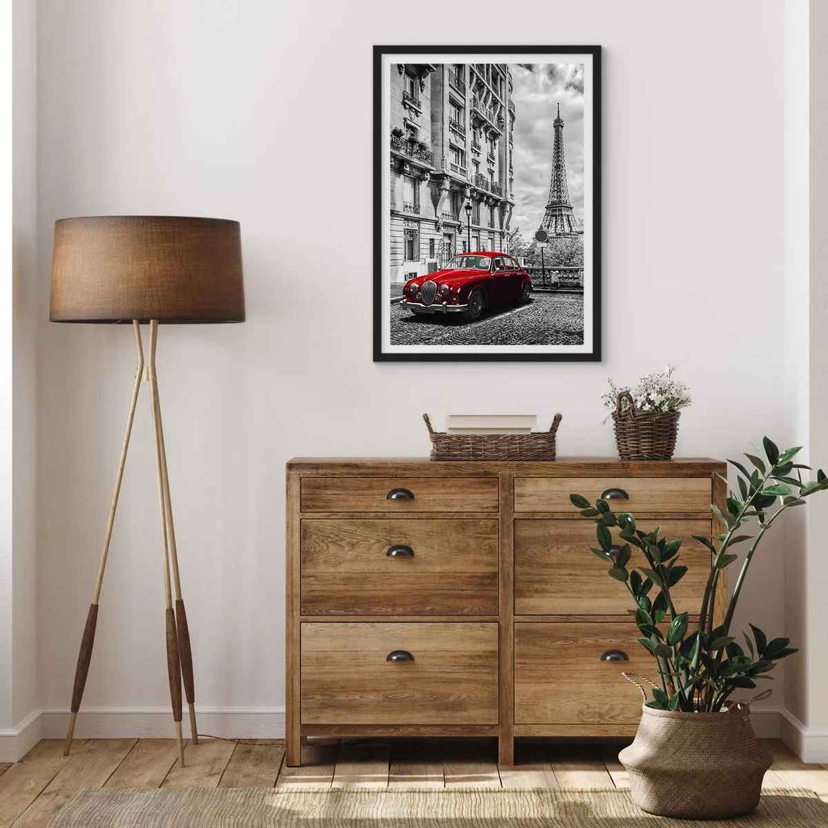 Poster in einem schwarzem Rahmen - Ein rotes Auto mit dem Eiffelturm im Hintergrund - 50x70cm - Raubtier in der Stadt - Moderne Wanddekoration für Wohnzimmer und Schlafzimmer ARTTOR
