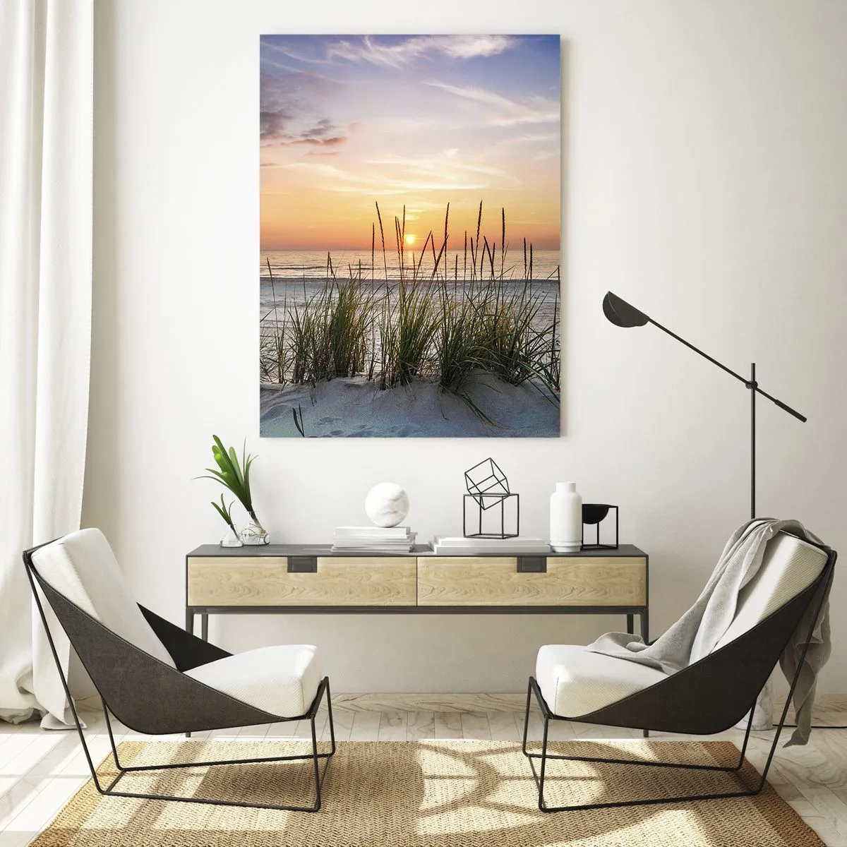 Glasbild - Bild auf glas - Ein Sandstrand bei Sonnenuntergang mit Gras im Hintergrund - 70x100cm - Schau, denk, fühl - Moderne Wanddekoration für Wohnzimmer und Schlafzimmer ARTTOR
