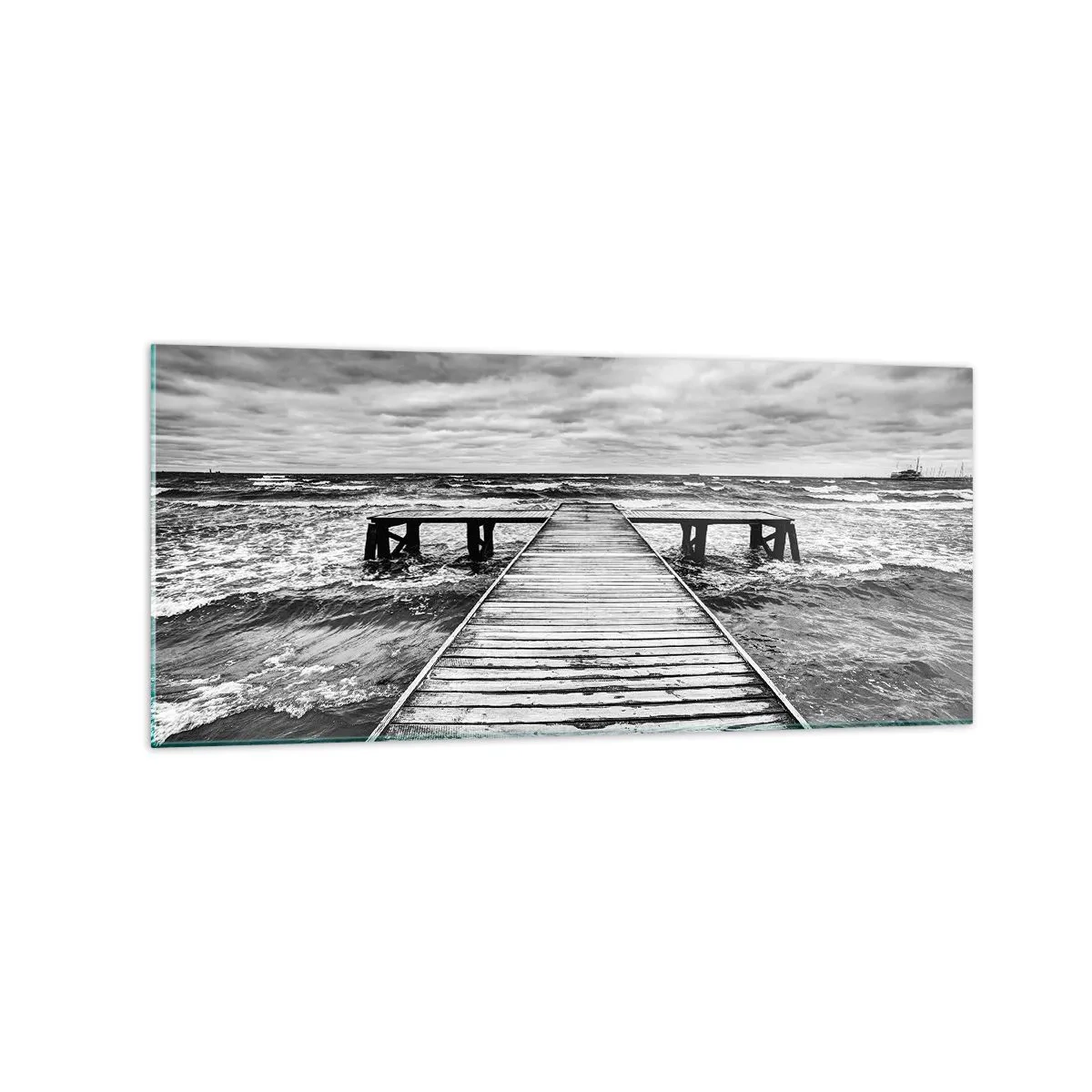 Glasbild - Bild auf glas - Eine Schwarz-Weiß-Ansicht eines Holzstegs über einer stürmischen See. - 120x50cm - Ich warte darauf, dass der Wind wegjagt... - Moderne Wanddekoration für Wohnzimmer und Schlafzimmer ARTTOR