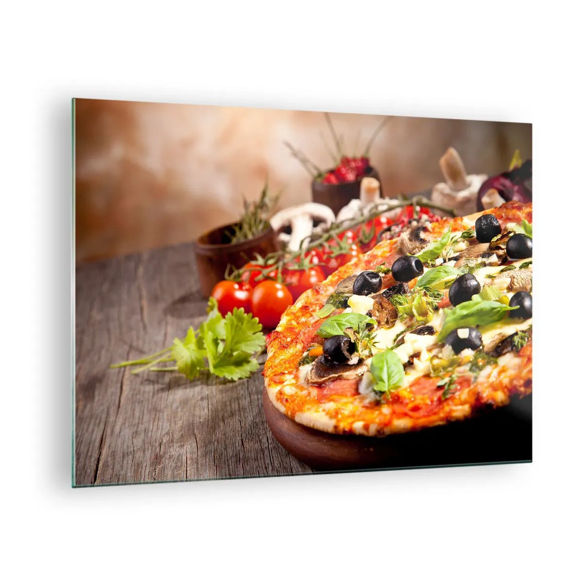 Glasbild - Bild auf glas - Pizza mit Oliven, Champignons und frischen Kräutern auf einem Holztisch - 70x50cm - Aus den tellurischen Zutaten - Moderne Wanddekoration für Wohnzimmer und Schlafzimmer ARTTOR