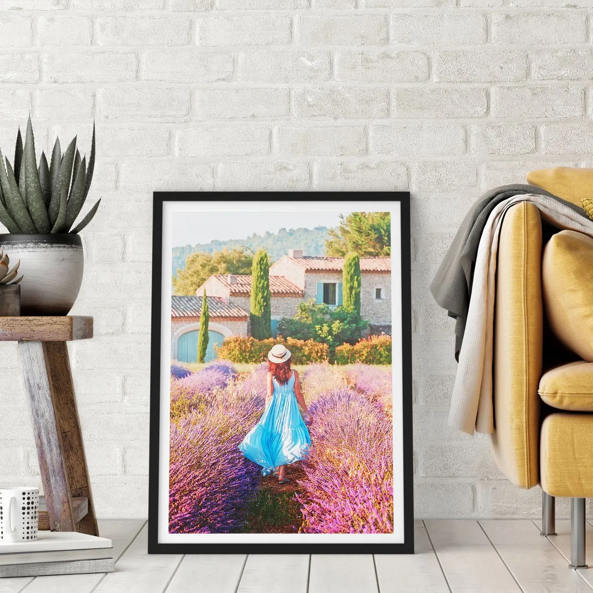 Poster in einem schwarzem Rahmen - Eine Frau in einem blauen Kleid geht durch ein Lavendelfeld. - 50x70cm - Lavendel Mädchen - Moderne Wanddekoration für Wohnzimmer und Schlafzimmer ARTTOR