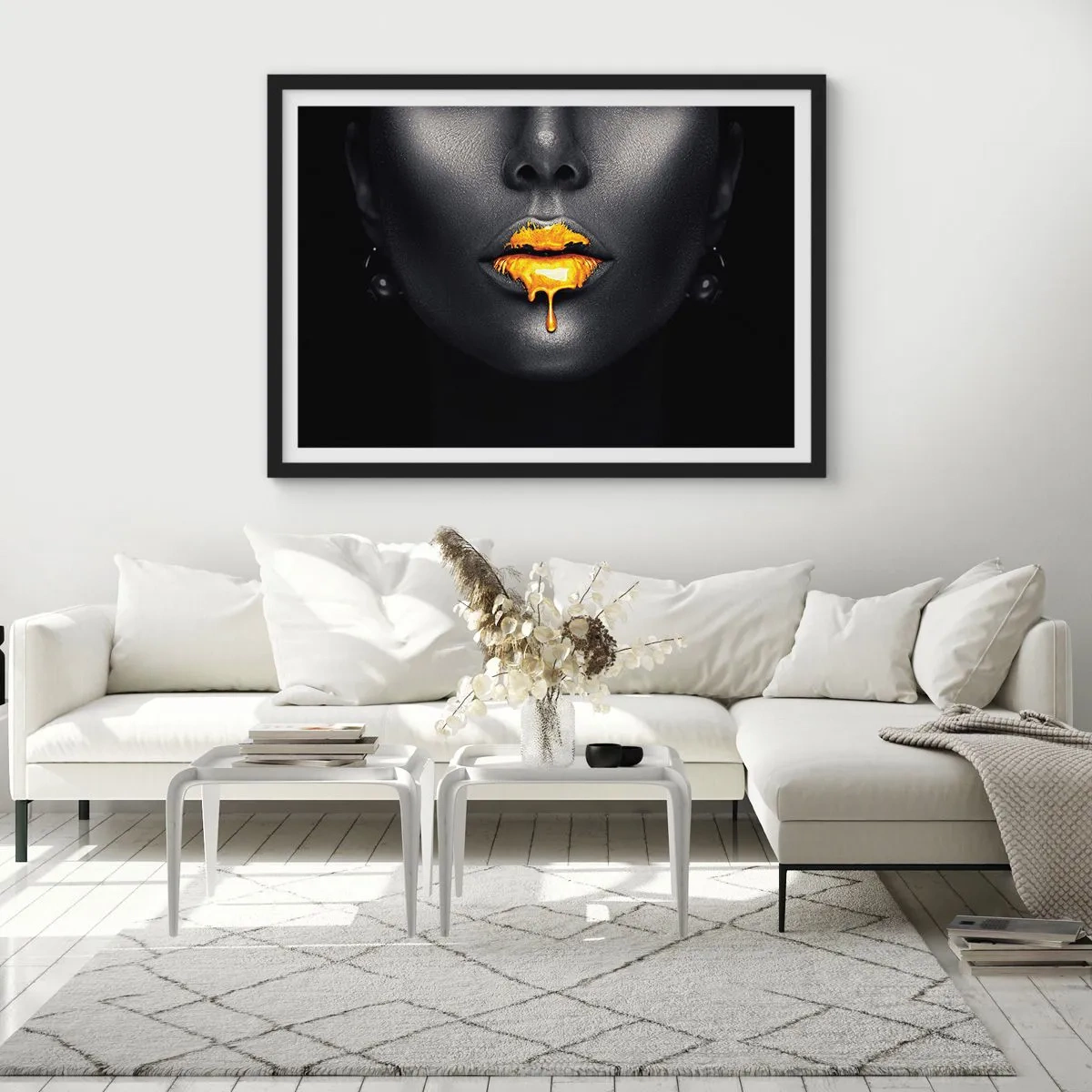 Poster in einem schwarzem Rahmen - Schwarz-goldenes Porträt einer Frau mit einem Tropfen Gold auf den Lippen - 100x70cm - Goldmaul - Moderne Wanddekoration für Wohnzimmer und Schlafzimmer ARTTOR