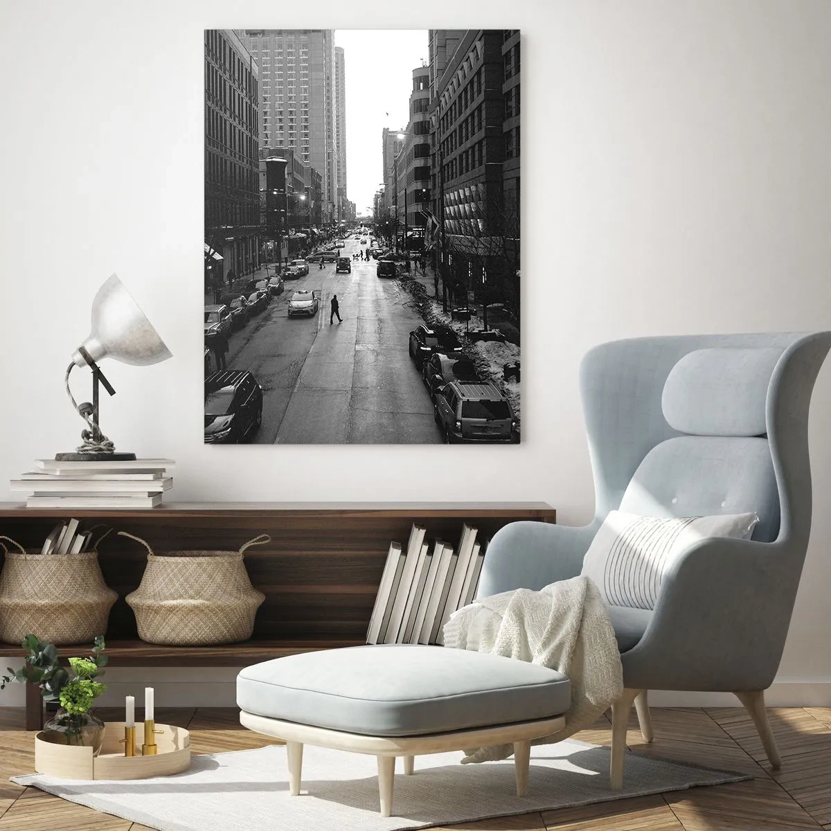Glasbild - Bild auf glas - Eine schwarz-weiße Straße mitten in der Stadt mit Autos und Fußgängern - 80x120cm - Ein weiterer Tag wie jeder andere Tag - Moderne Wanddekoration für Wohnzimmer und Schlafzimmer ARTTOR