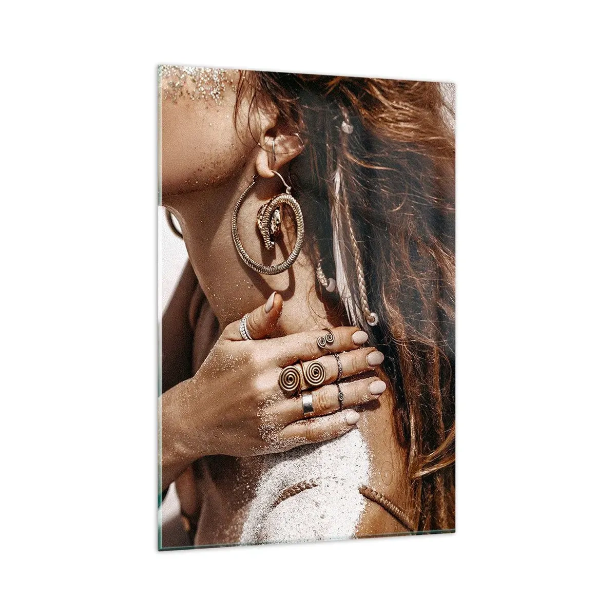 Glasbild - Bild auf glas - Stilvolle Frau mit Schmuck vor hellem Sandhintergrund - 80x120cm - Königin des wilden Strandes - Moderne Wanddekoration für Wohnzimmer und Schlafzimmer ARTTOR