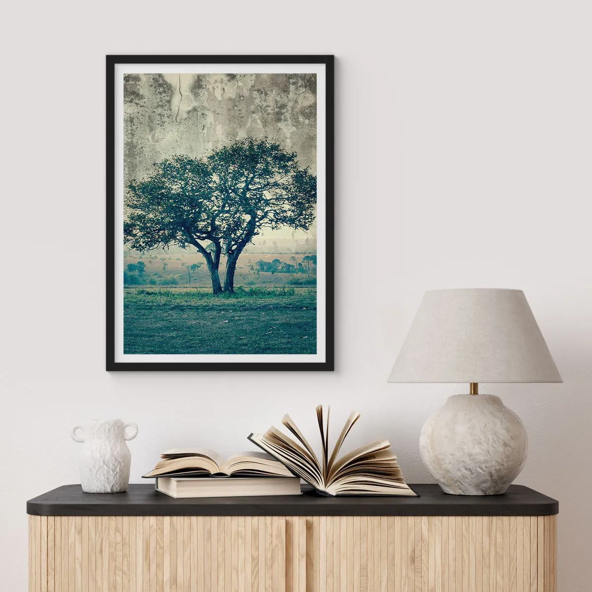 Poster in einem schwarzem Rahmen - Ein Apfelbaum auf blauem Feld? - 61x91 cm