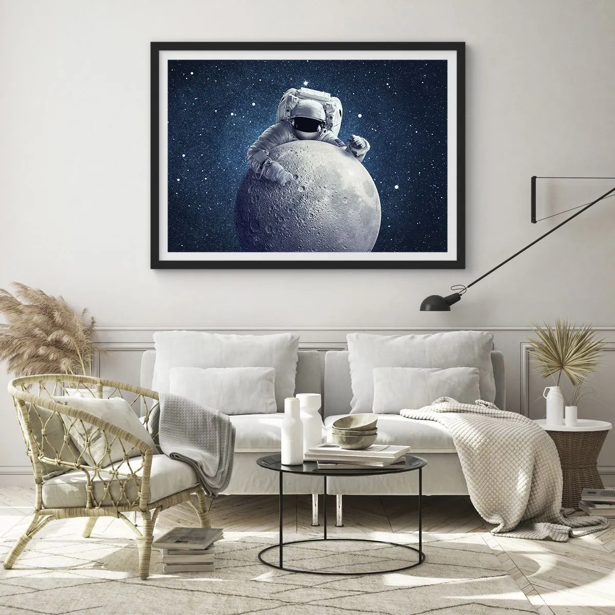 Poster in einem schwarzem Rahmen - Astronaut hält den Mond vor einem Sternenhimmel - 70x50cm - Weltraumjoker - Moderne Wanddekoration für Wohnzimmer und Schlafzimmer ARTTOR