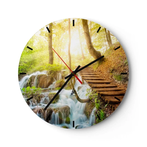 Wanduhr - Glasuhr - Ein Holzweg neben Wasserfällen in einem sonnenbeschienenen Wald - 30x30cm - Eine ersehnte Kühle - Moderne Wanddekoration für Wohnzimmer, Küche und Schlafzimmer ARTTOR
