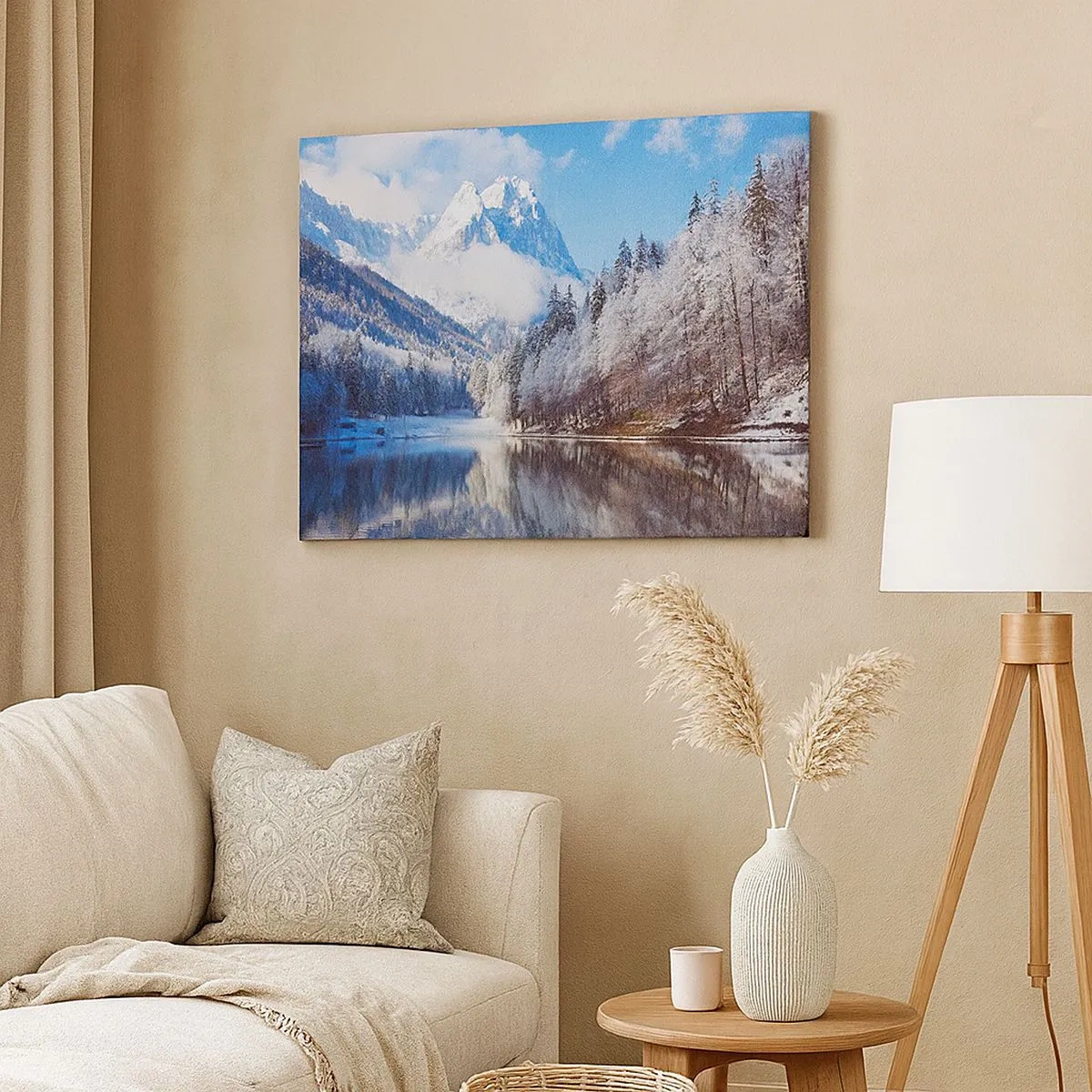 Bild auf Leinwand - Leinwandbild - Winterliche Berglandschaft mit schneebedeckten Bäumen und einem See - 70x50cm - Schneefang - Moderne Wanddekoration für Wohnzimmer und Schlafzimmer ARTTOR