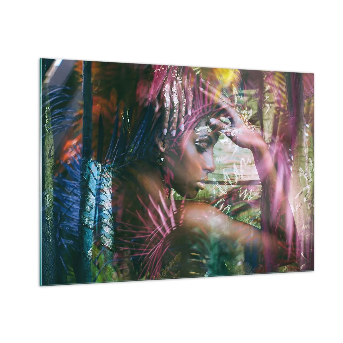 Glasbild - Bild auf glas - Ein Frauenporträt zwischen tropischen Blättern und Lichtreflexen. - 100x70cm - Mutter Natur im Dschungel - Moderne Wanddekoration für Wohnzimmer und Schlafzimmer ARTTOR