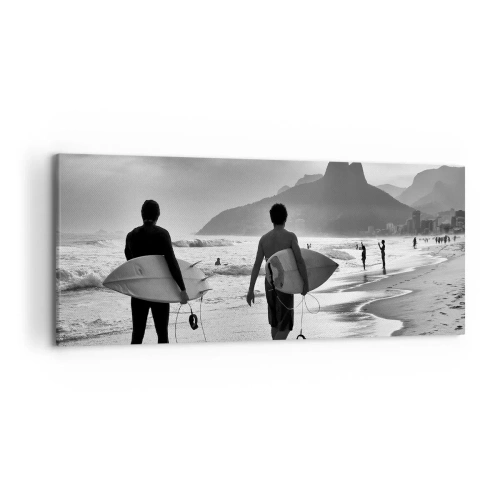 Bild auf Leinwand - Leinwandbild - Zwei Surfer laufen mit ihren schwarz-weißen Brettern am Strand entlang. - 120x50cm - Single-Wave-Samba - Moderne Wanddekoration für Wohnzimmer und Schlafzimmer ARTTOR