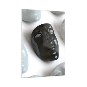 Glasbild - Bild auf glas - Eine schwarz-weiße Maske vor einem Hintergrund aus weißen Masken auf hellem Hintergrund - 50x70cm - Wie hebt man sich ab? - Moderne Wanddekoration für Wohnzimmer und Schlafzimmer ARTTOR