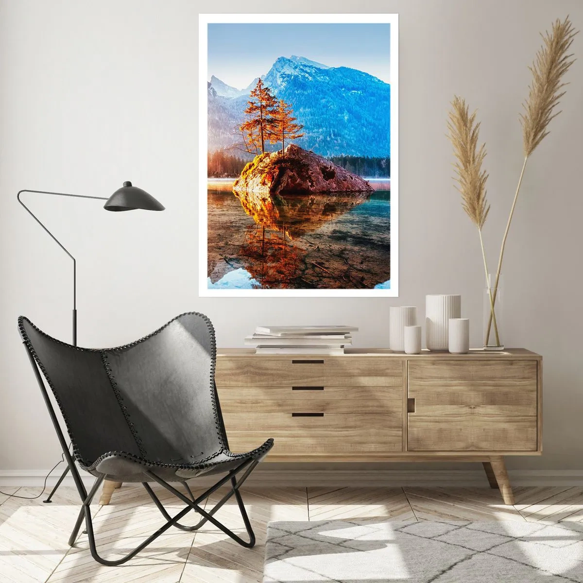 Poster - Bäume auf einem Felsen spiegeln sich in einem ruhigen See - 50x70cm - Natur in neuem Licht - Moderne Wanddekoration für Wohnzimmer und Schlafzimmer ARTTOR